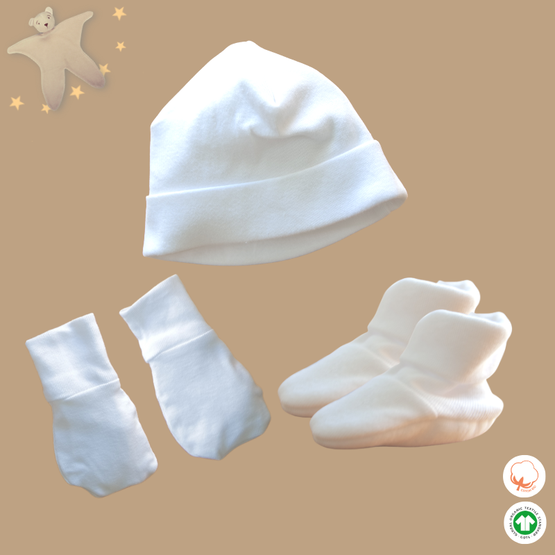 set naissance composé d'un bonnet, de moufles et d'une paire de chaussons blanc en coton bio GOTS