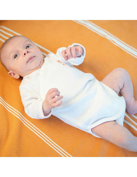 body naissance blanc à forme croisée sur bébé bras repliés