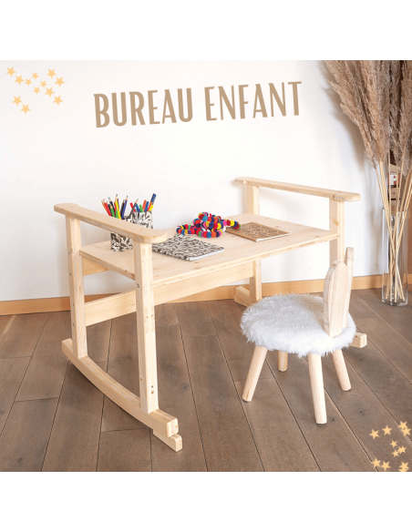 berceau évolutif en bois transformé en petit bureau d'enfant avec une petite chaise