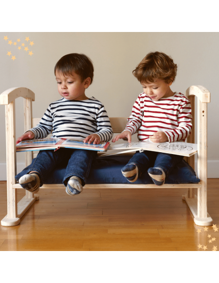 2 enfants assis sur le canapé enfant du berceau évolutif et lisant des livres