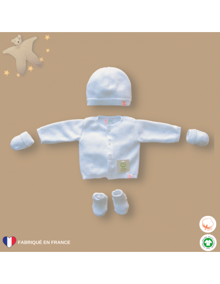 Zoom brassière, bonnet, moufles et chaussons bébé en maille de couleur blanche disposés à plat